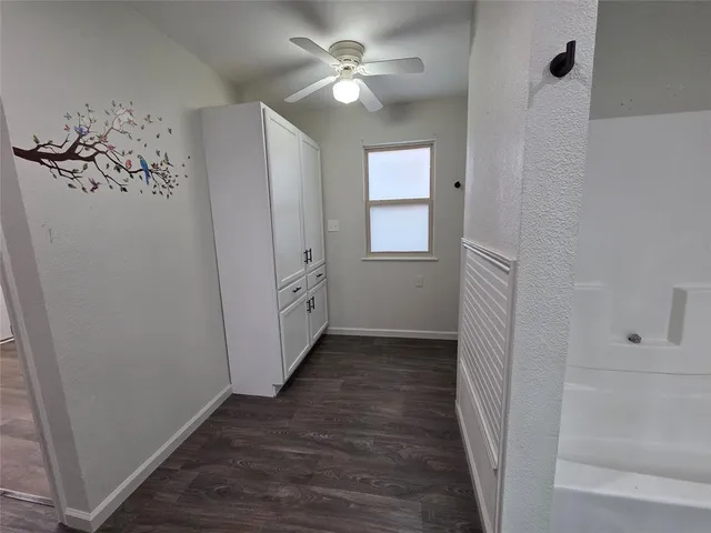 a view of entryway with window