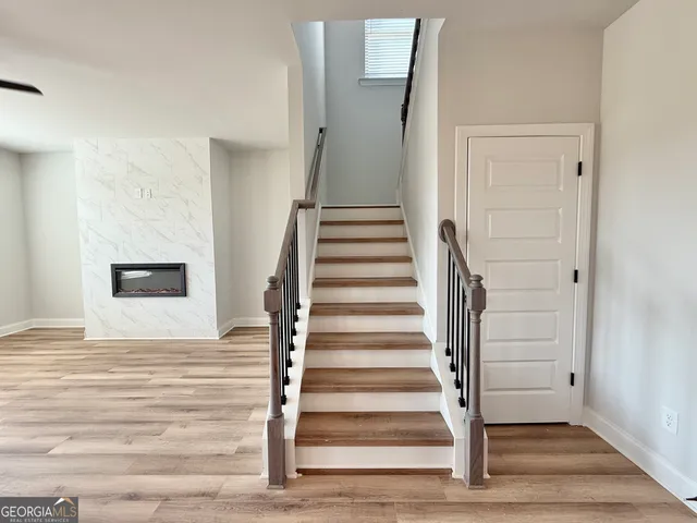 a view of a yard in front of house