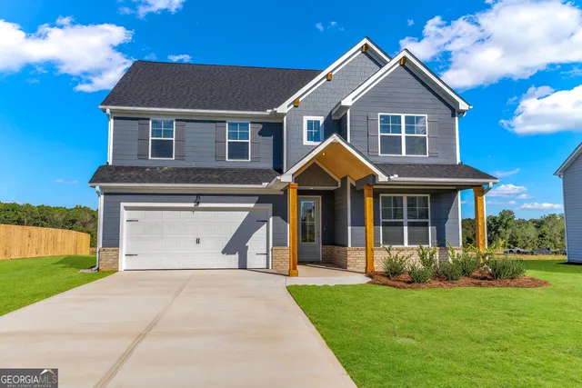 a view of a house with a yard