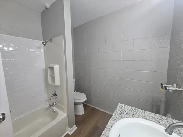 $850 | 4217 Sealy Avenue, Unit 10, Galveston, TX 77550
