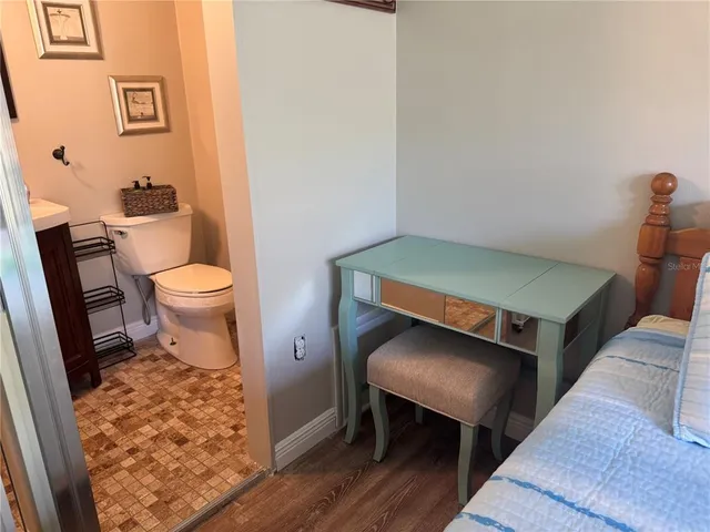 a view of livingroom with furniture