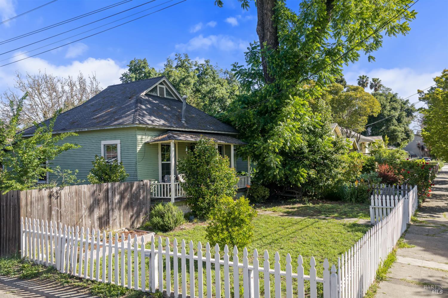 Welcome Home to 227 Hewett in Railroad Square Area