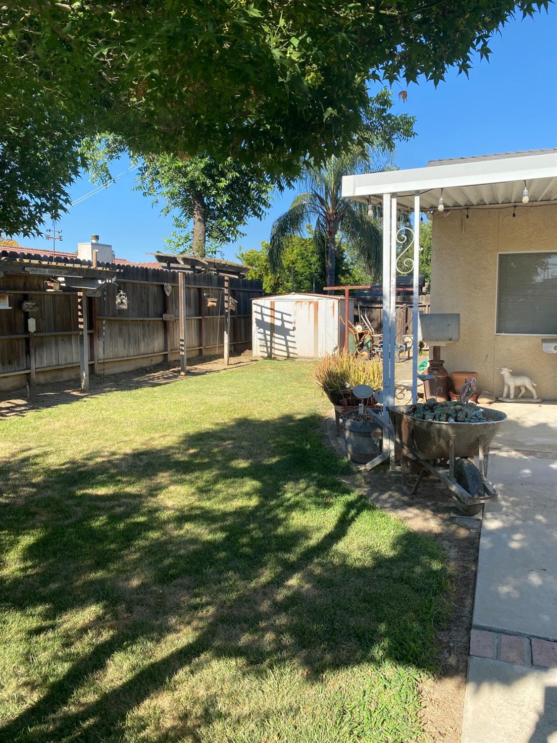 609 Merlot Avenue Madera, CA 93637 - Photo 36 of 45 a swimming pool with outdoor seating and yard