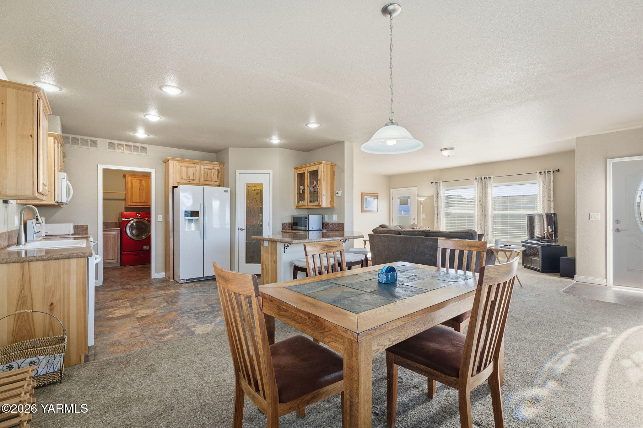 200 Bridle Way, Unit 165 Yakima, WA 98901 - Photo 4 of 21 a dining room with furniture and window