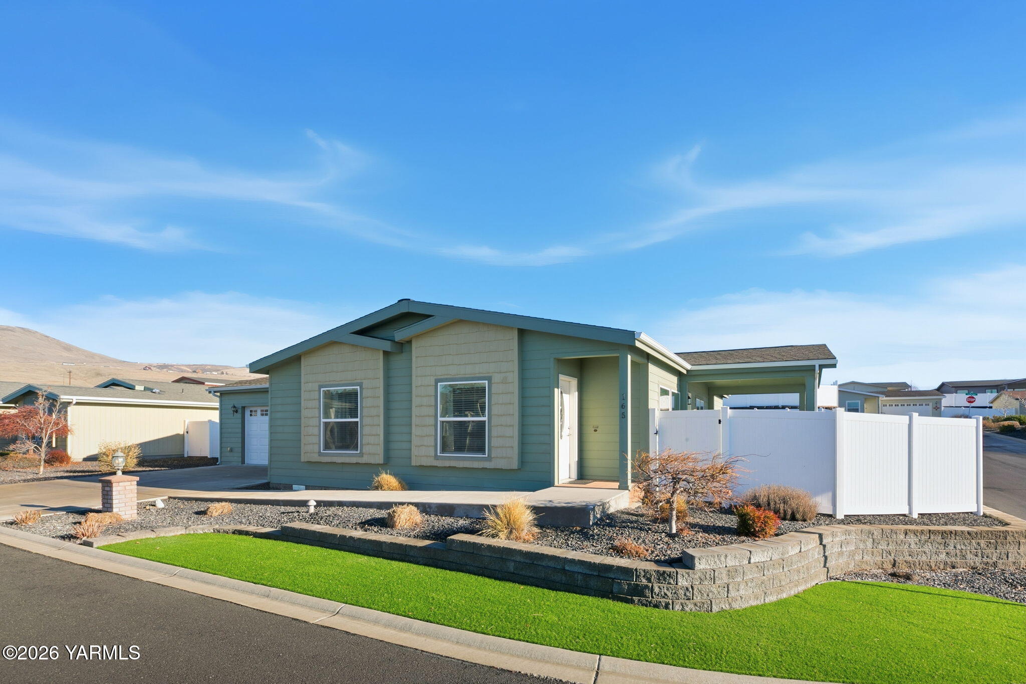 200 Bridle Way, Unit 165 Yakima, WA 98901 - Photo 8 of 21 a front view of a house with garden