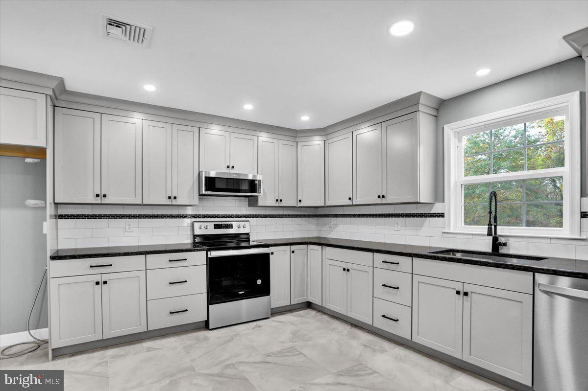 26 Marburger Road Oley, PA 19547 - Photo 11 of 33 Kitchen-all new with granite countertops