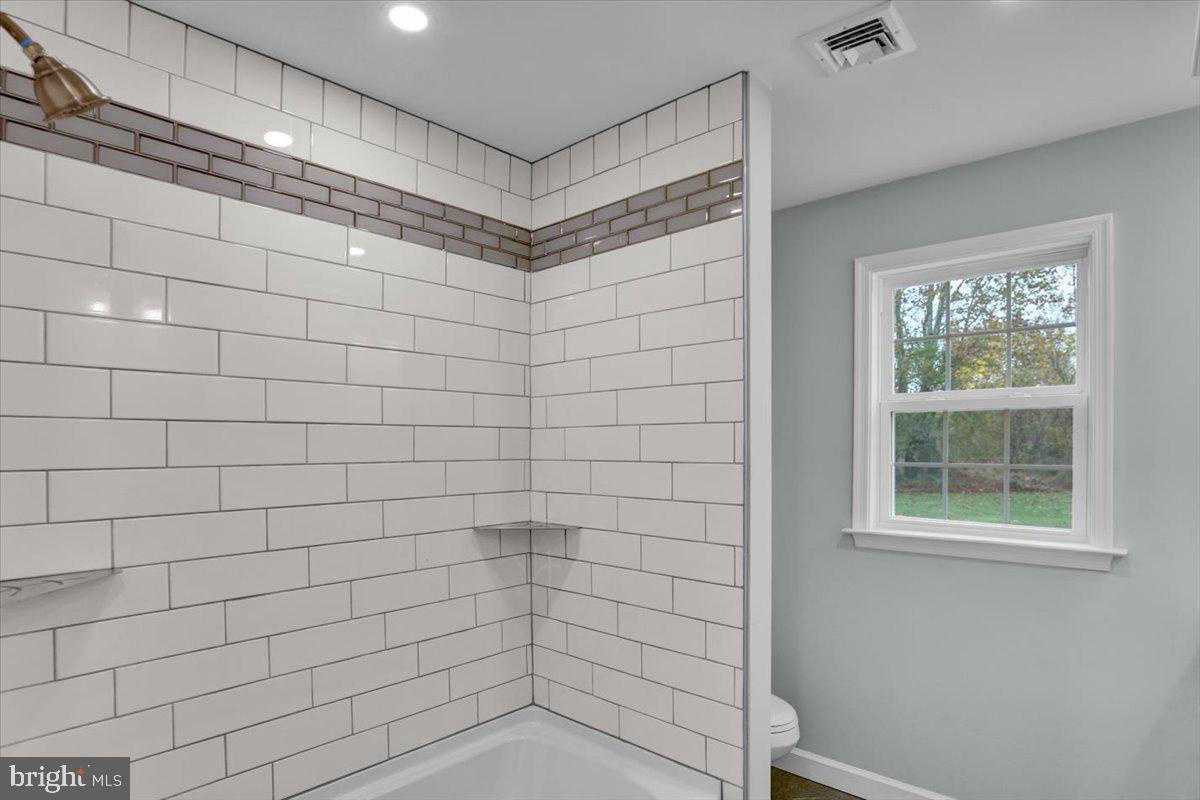 26 Marburger Road Oley, PA 19547 - Photo 16 of 33 Main bath