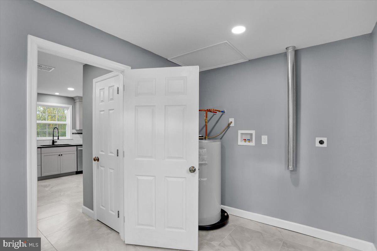 26 Marburger Road Oley, PA 19547 - Photo 23 of 33 Mudroom/laundry room