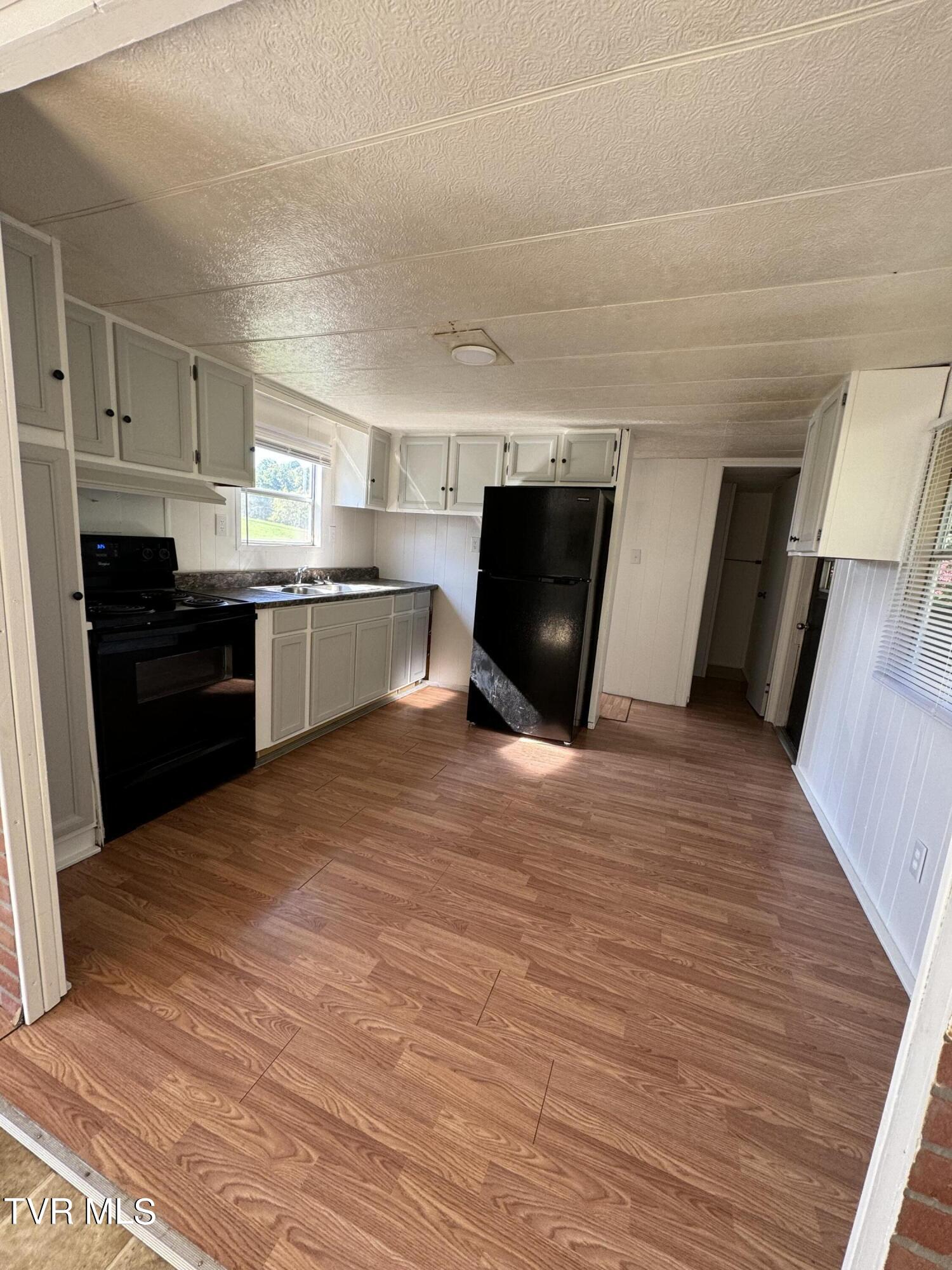 131 Chambers Hollow Road Elizabethton, TN 37643 - Photo 8 of 14 IMG_4809