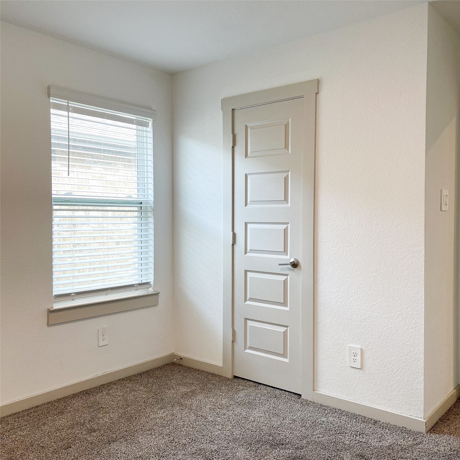 6814 Bradford Terrace Road Richmond, TX 77407 - Photo 6 of 31 an empty room with windows and closet
