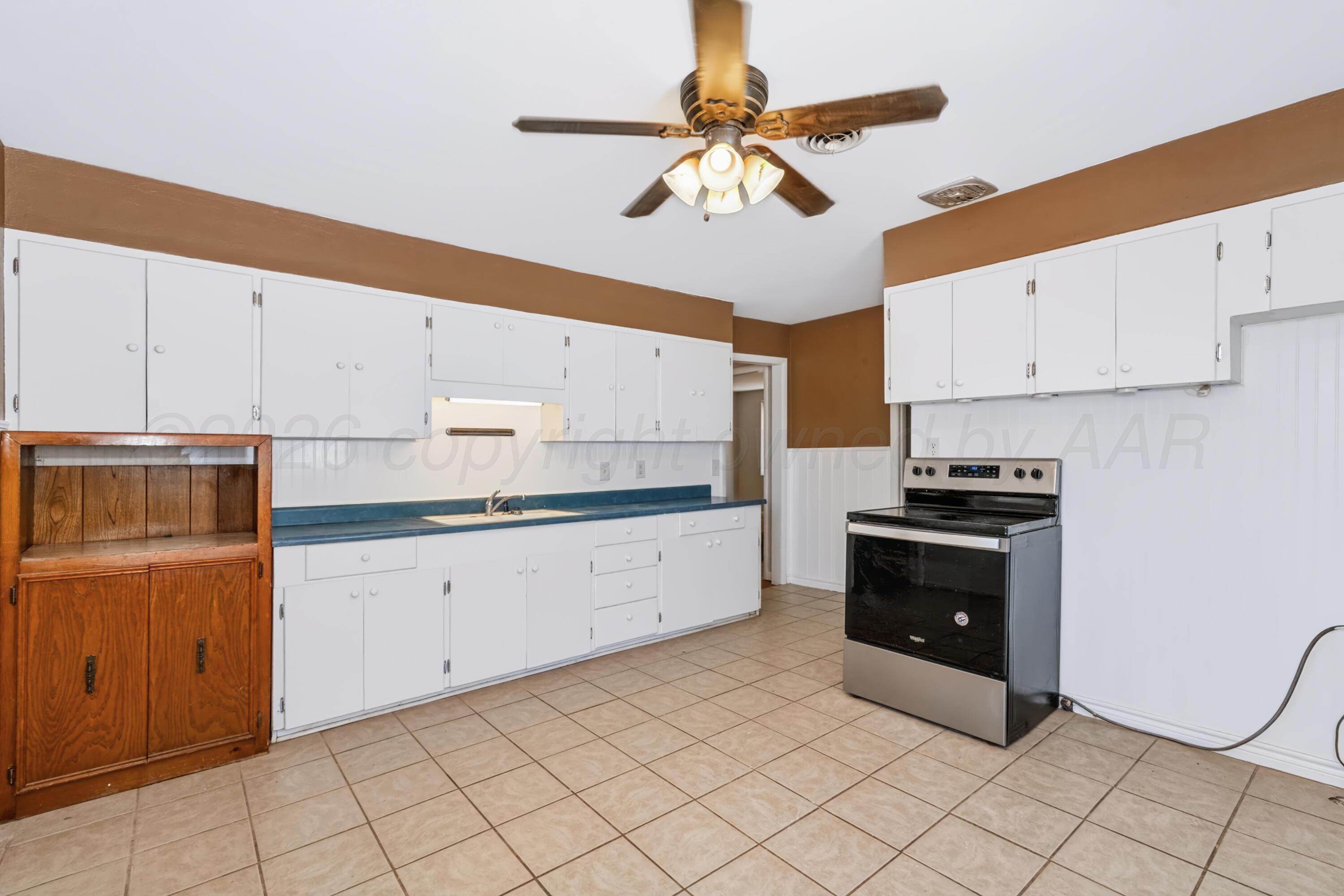 4119 Crockett Street Amarillo, TX 79110 - Photo 10 of 26 KITCHEN