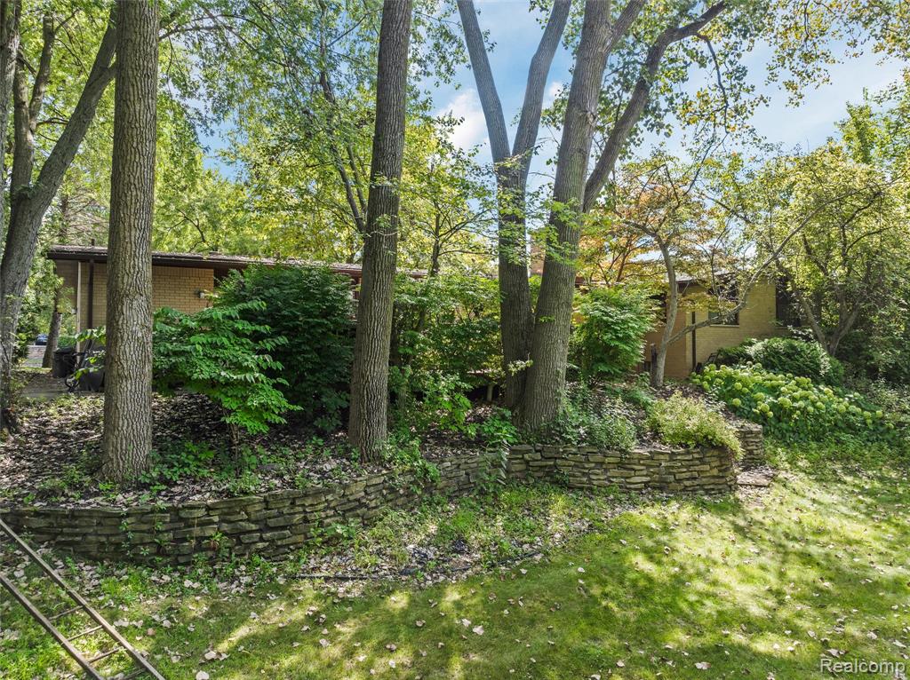 31017 Carriage Hill Road Farmington Hills, MI 48331 - Photo 5 of 39