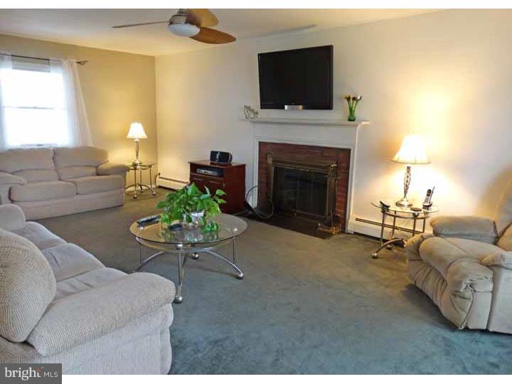 12 Turf Road Levittown, PA 19056 - Photo 3 of 25