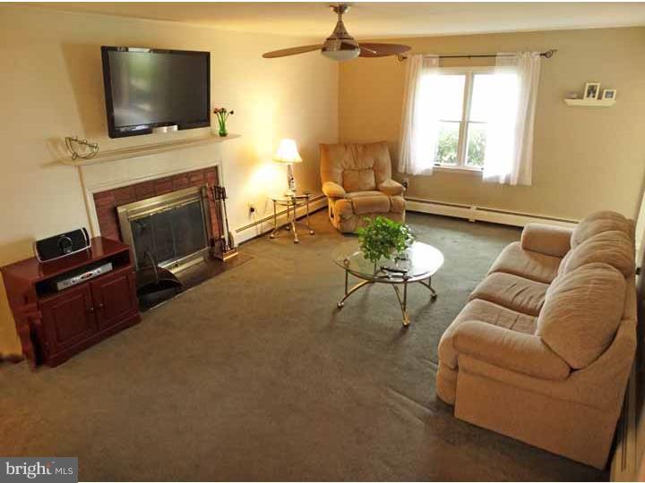 12 Turf Road Levittown, PA 19056 - Photo 4 of 25