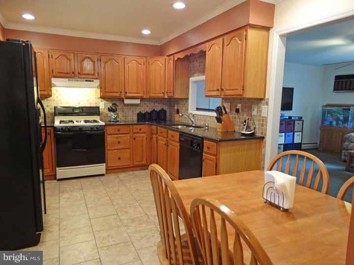 12 Turf Road Levittown, PA 19056 - Photo 6 of 25