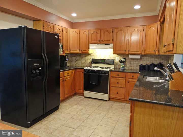 12 Turf Road Levittown, PA 19056 - Photo 7 of 25