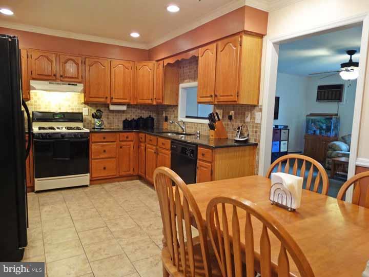 12 Turf Road Levittown, PA 19056 - Photo 8 of 25