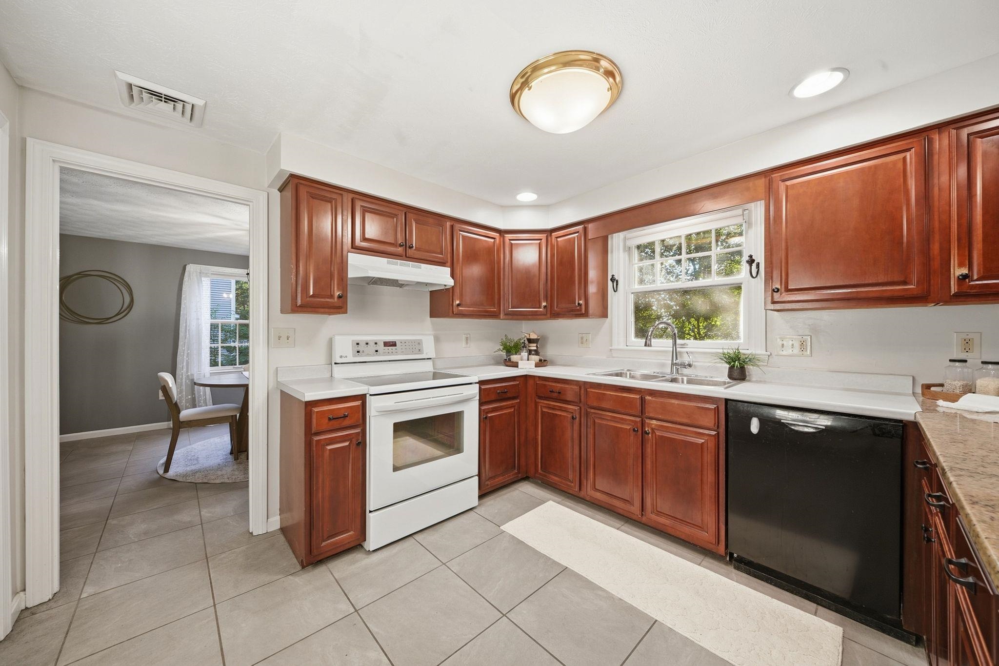 15 Warton Road Nashua, NH 03062 - Photo 7 of 37 Gallery Image 7