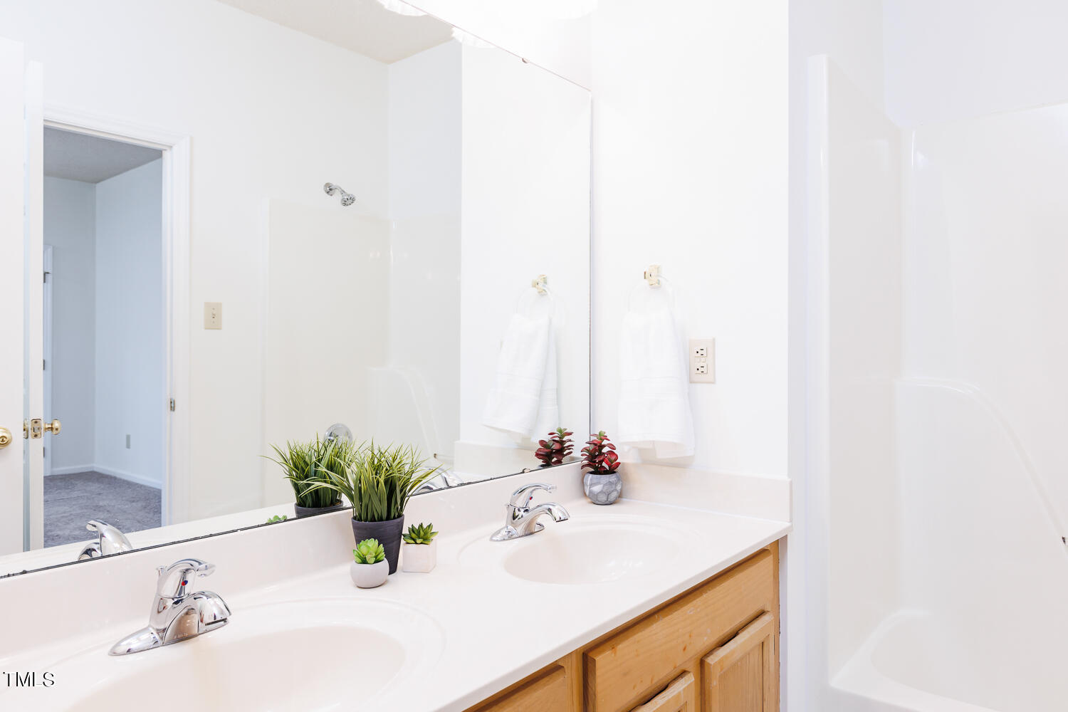 3717 Carnegie Lane Raleigh, NC 27612 - Photo 16 of 28 Main floor full bathroom.