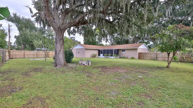 a view of a house with backyard and garden