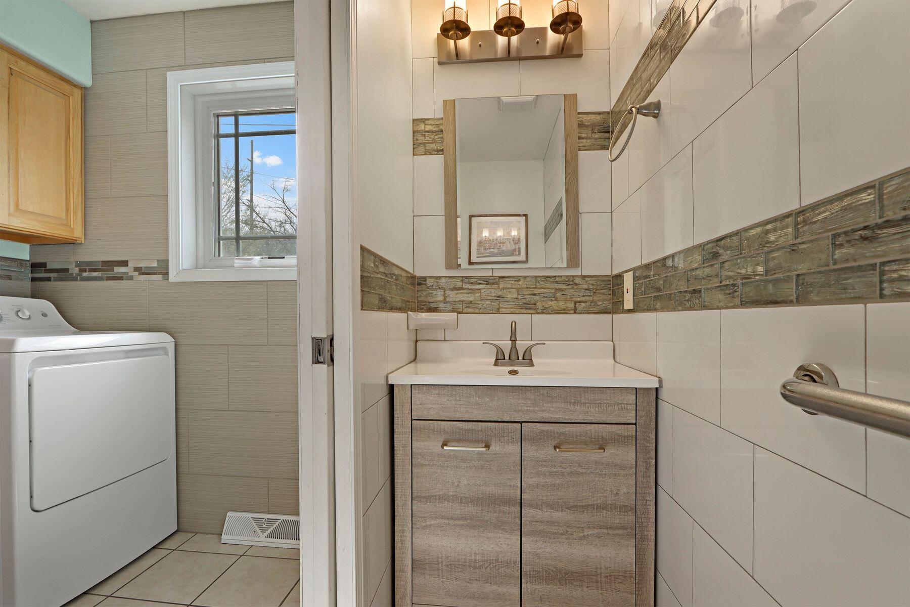 W4226 West End Road Geneva, WI 53147 - Photo 24 of 52 Powder Room