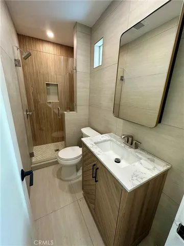 $2,250 | 933 1/2 Bayview Drive, Hermosa Beach, CA 90254