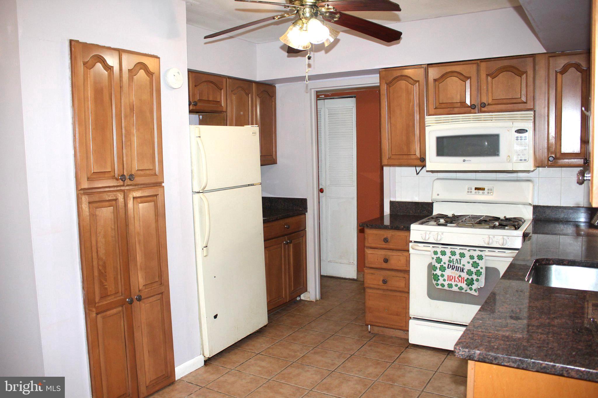 146 Oakmont Road Clementon, NJ 08021 - Photo 21 of 61 Cozy kitchen with warm wood accents.