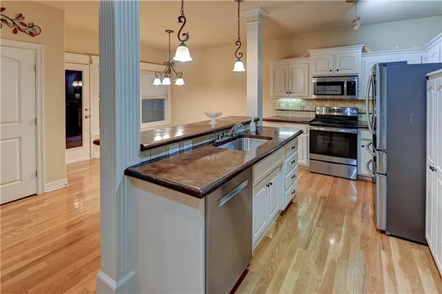 $389,900 | 820 Southwest 36 Street, Lee's Summit, MO 64082