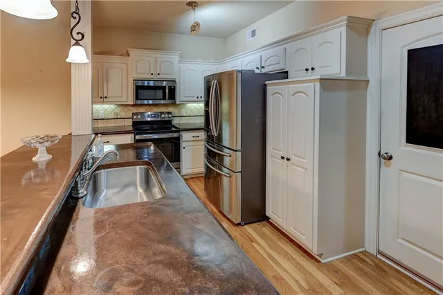 $389,900 | 820 Southwest 36 Street, Lee's Summit, MO 64082