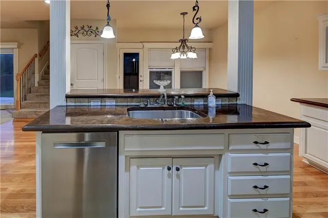 $389,900 | 820 Southwest 36 Street, Lee's Summit, MO 64082