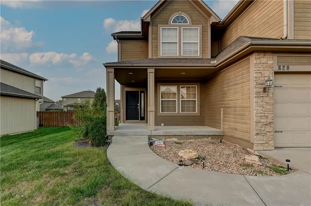 $389,900 | 820 Southwest 36 Street, Lee's Summit, MO 64082