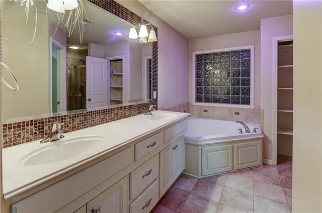 $389,900 | 820 Southwest 36 Street, Lee's Summit, MO 64082