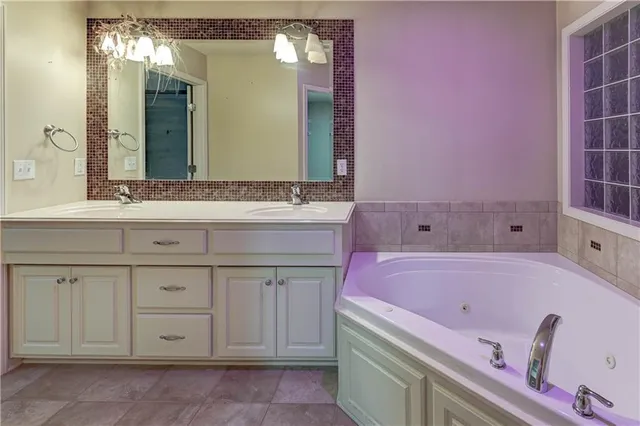 $389,900 | 820 Southwest 36 Street, Lee's Summit, MO 64082