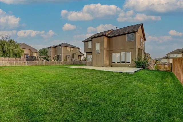 $389,900 | 820 Southwest 36 Street, Lee's Summit, MO 64082