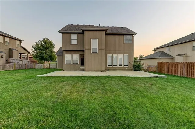 $389,900 | 820 Southwest 36 Street, Lee's Summit, MO 64082