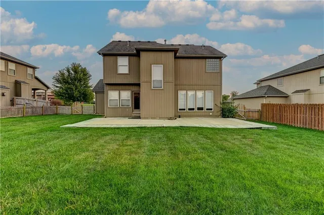 $389,900 | 820 Southwest 36 Street, Lee's Summit, MO 64082