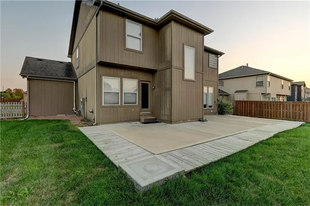 $389,900 | 820 Southwest 36 Street, Lee's Summit, MO 64082