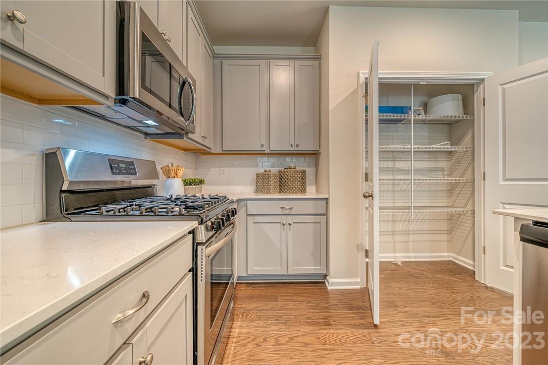 6019 Chelsea Oaks Ridge, Unit 2085 Tega Cay, SC 29708 - Photo 4 of 11 a kitchen with a stove and a refrigerator