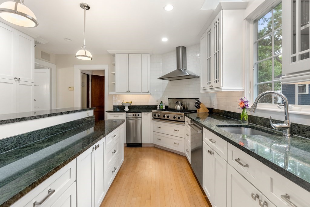 45 Howe Street Wellesley, MA 02482 - Photo 9 of 30