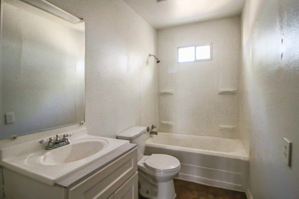 1805 Avenue R Lubbock, TX 79401 - Photo 15 of 18 a bathroom with a sink toilet and bathtub