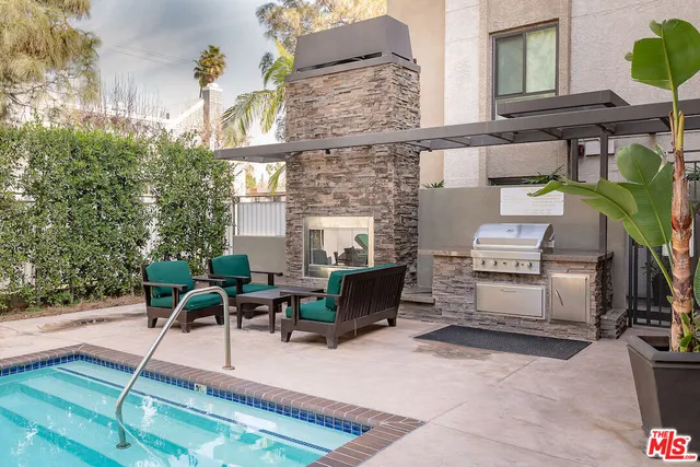 $4,225 | 11640 Woodbridge Street, Unit 304, Studio City, CA 91604