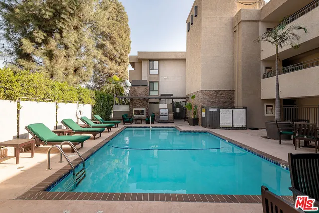 $4,225 | 11640 Woodbridge Street, Unit 304, Studio City, CA 91604