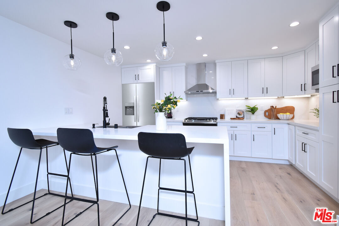 11640 Woodbridge Street, Unit 304 Studio City, CA 91604 - Photo 8 of 23