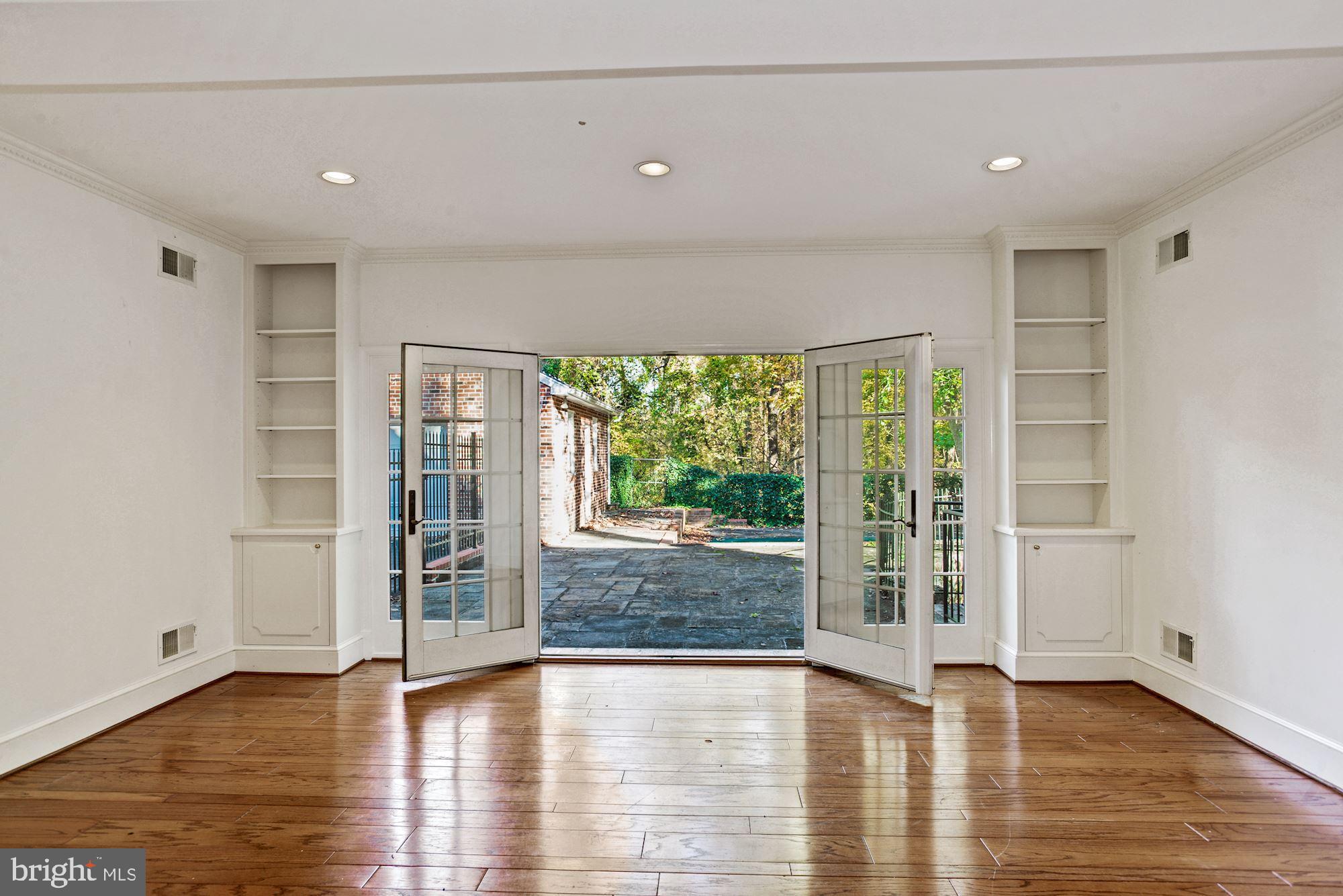 2811 Foxhall Road Northwest Washington, DC 20007 - Photo 11 of 20 Family Room