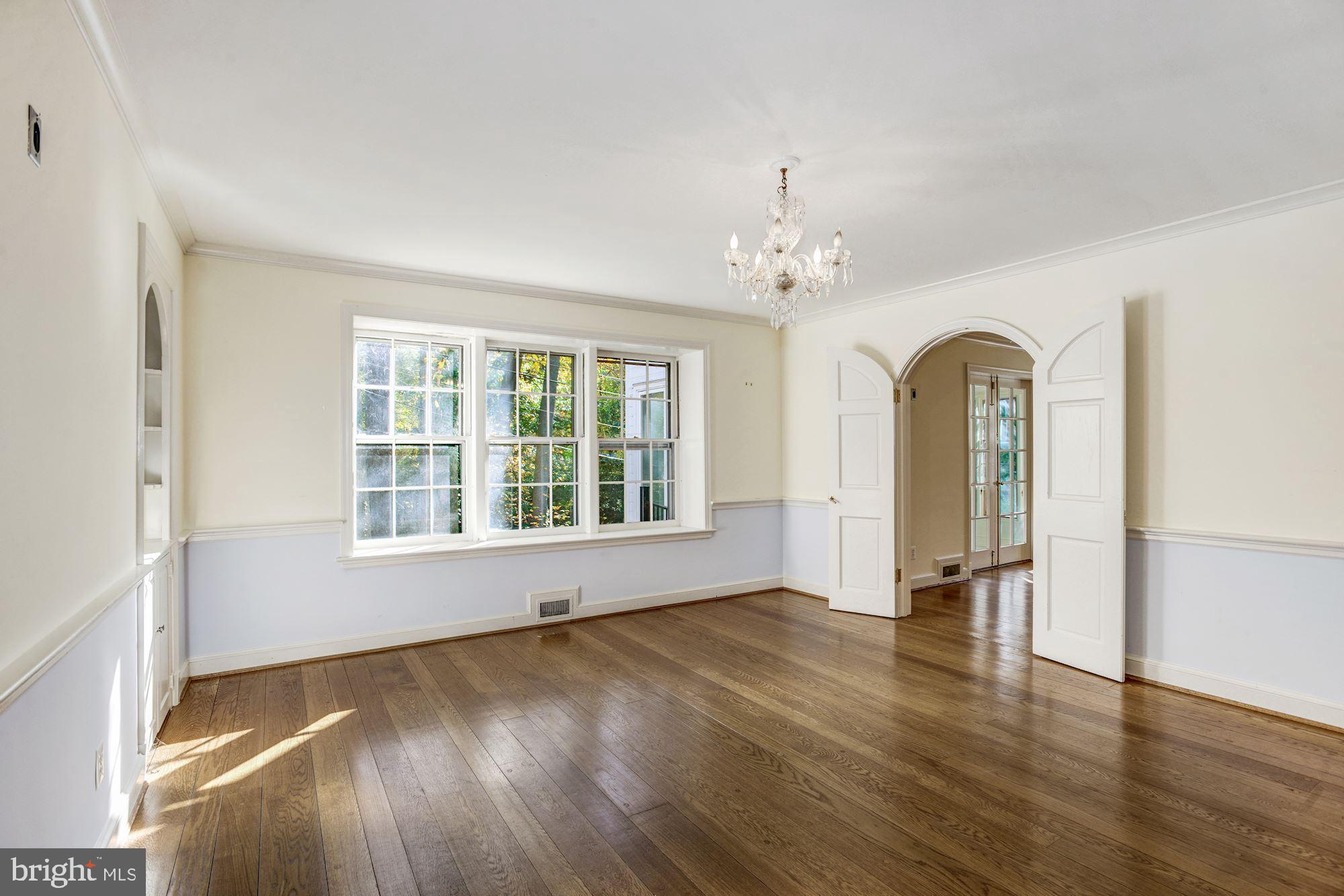 2811 Foxhall Road Northwest Washington, DC 20007 - Photo 8 of 20 Dining Room