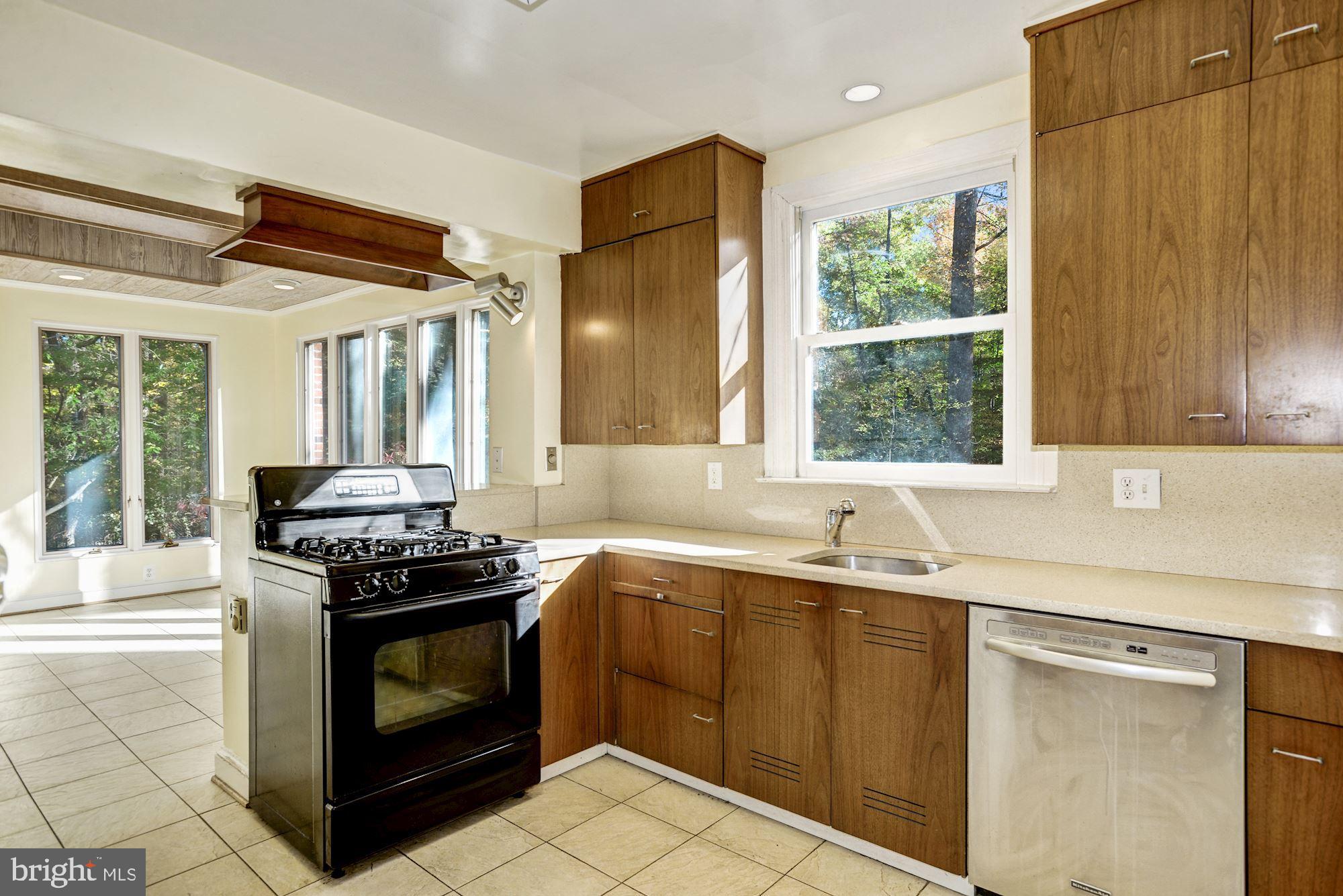 2811 Foxhall Road Northwest Washington, DC 20007 - Photo 9 of 20 Kitchen