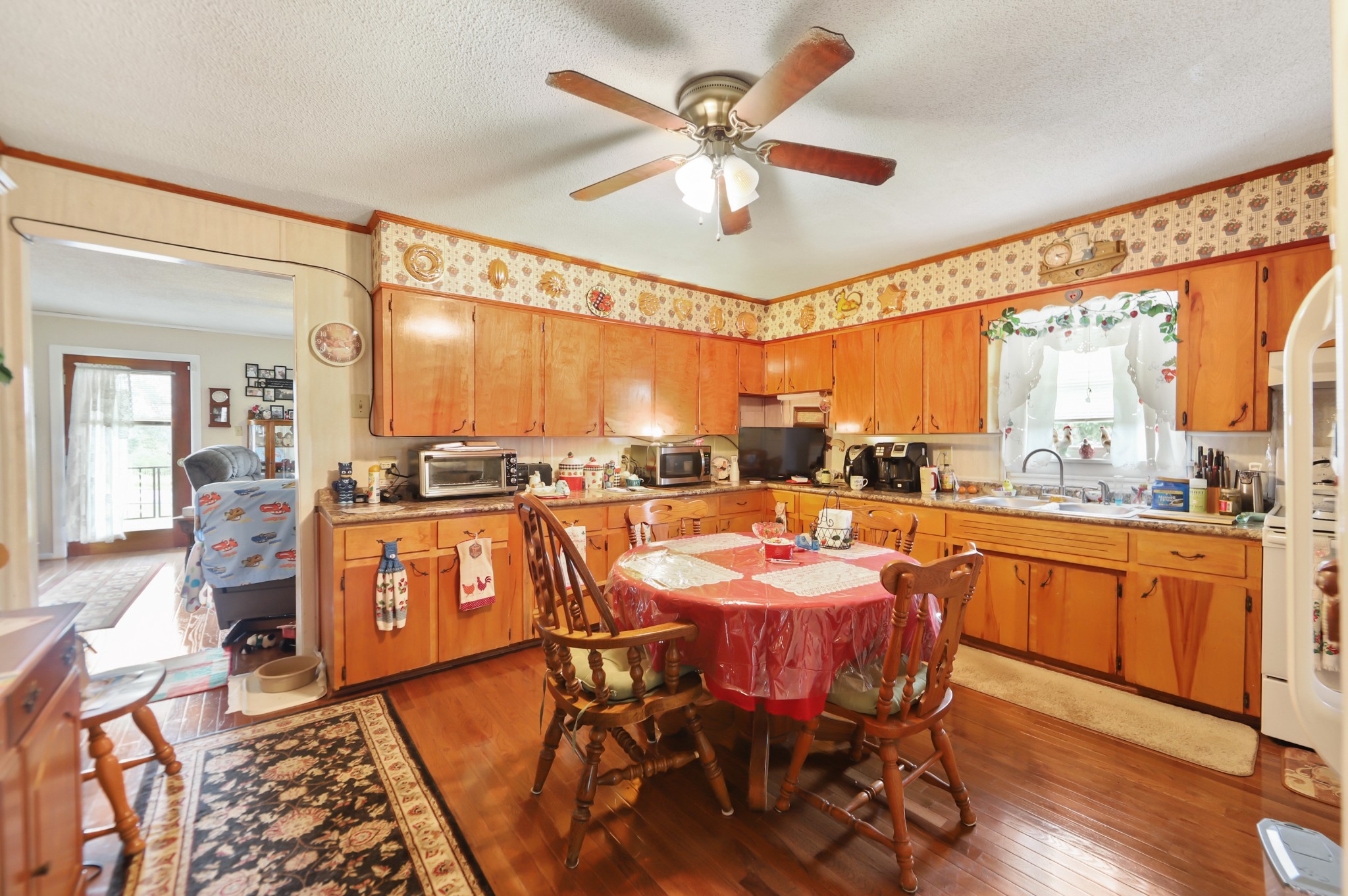 124 Shipper Road Lebanon, TN 37087 - Photo 12 of 29 a large kitchen with a table and chairs