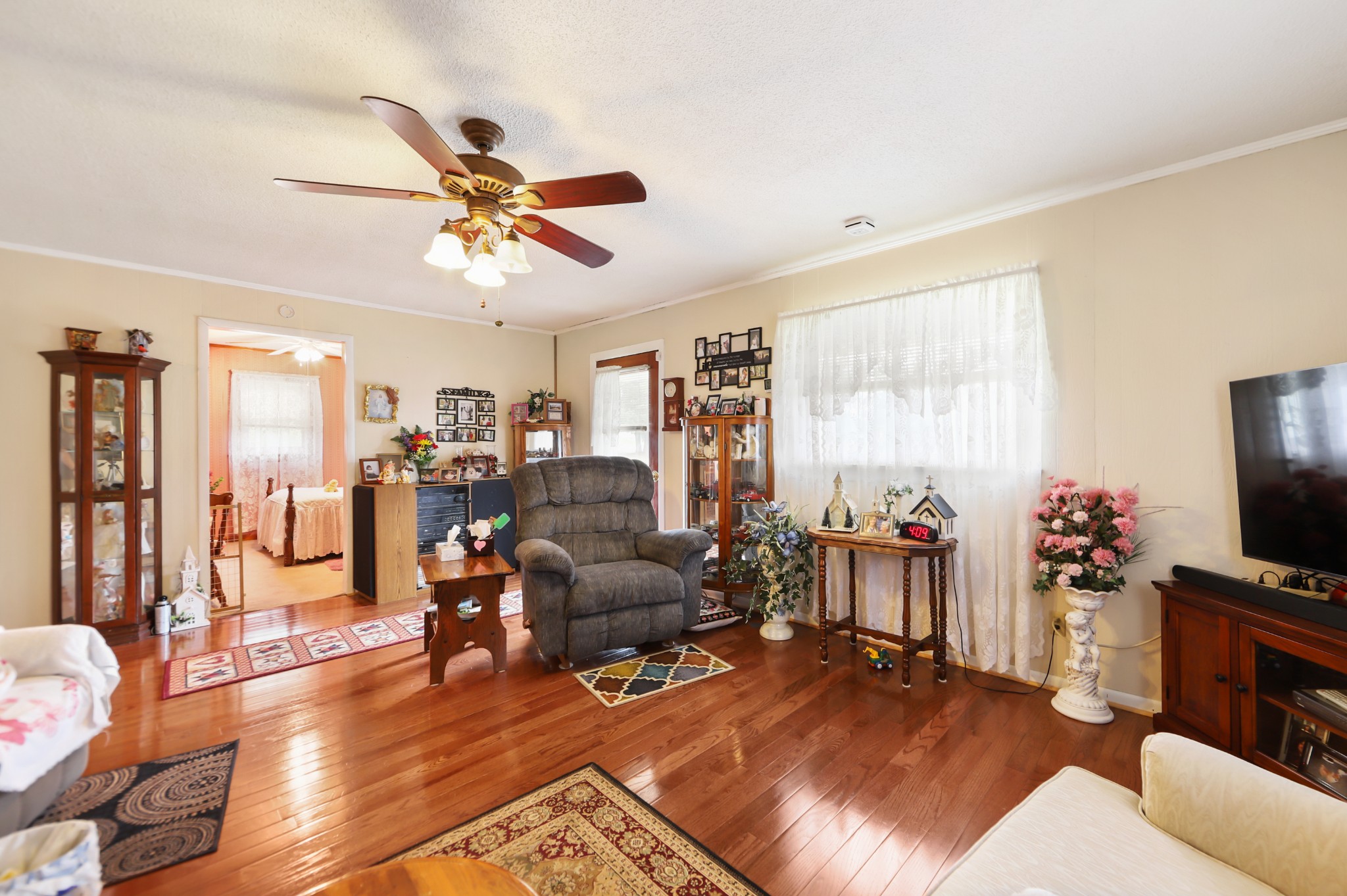 124 Shipper Road Lebanon, TN 37087 - Photo 7 of 29 a living room with furniture ceiling fan and a rug