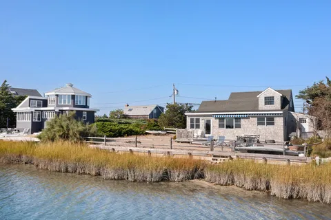 $2,300,000 | 238 Towd Point Road, Southampton, NY 11968