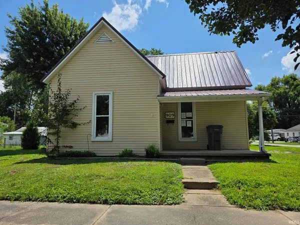 $104,900 | 909 East Vincennes Street, Linton, IN 47441